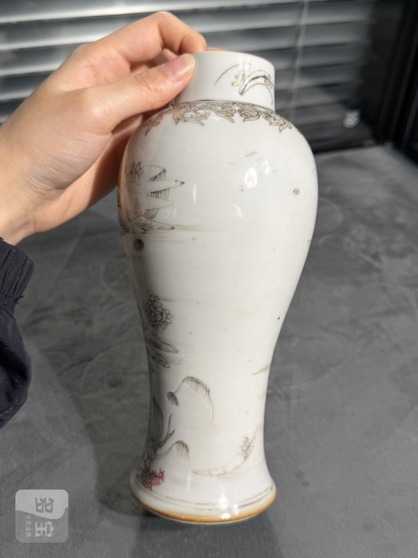 清雍正墨彩矾红描金山水楼阁纹盖瓶 - 图6